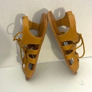 a.n.a Tan Women’s Kane Gladiator Open Toe Sandal Flats Size 8M Lace Up Closure